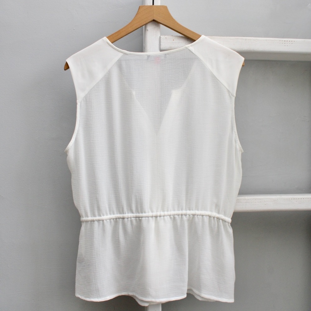 Vince Camuto Women's White Sleeveless Ruffled V-Neck Peplum Blouse Top Sz Large - Picture 2 of 4
